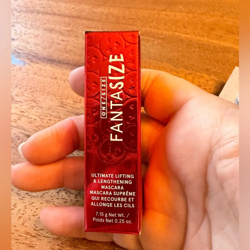 ONE/SIZE Fantasize Mascara in Vibrant Red